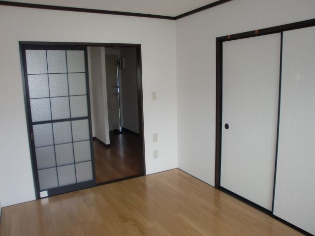 Living and room. Western-style of flooring specification of Pikkapika. Also spacious room with sliding doors adoption.