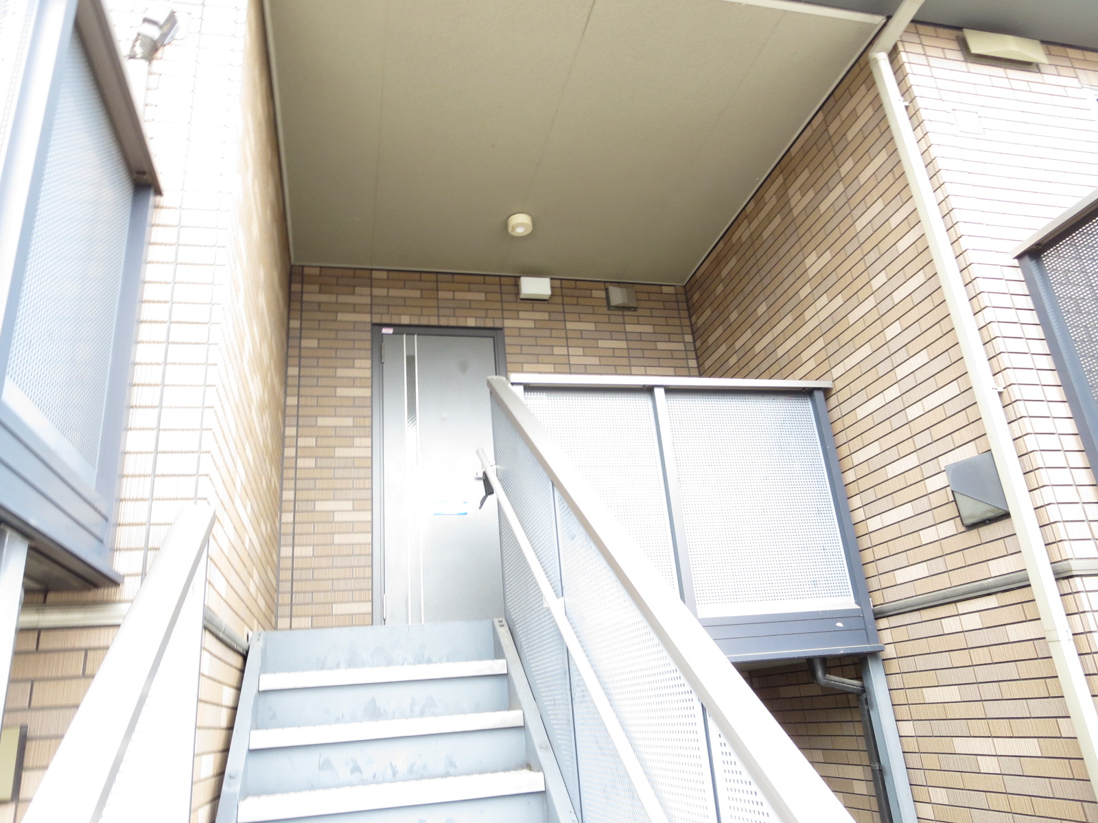 Entrance. Independent entrance previous space.