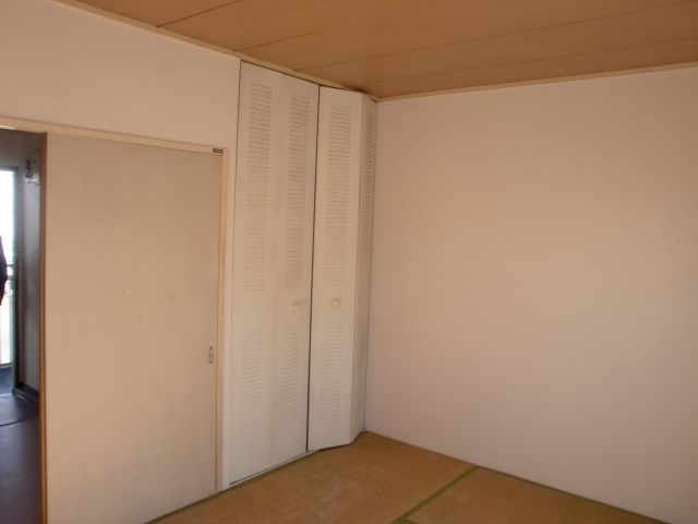 Living and room. The room will also be summarized clean a white large storage. 