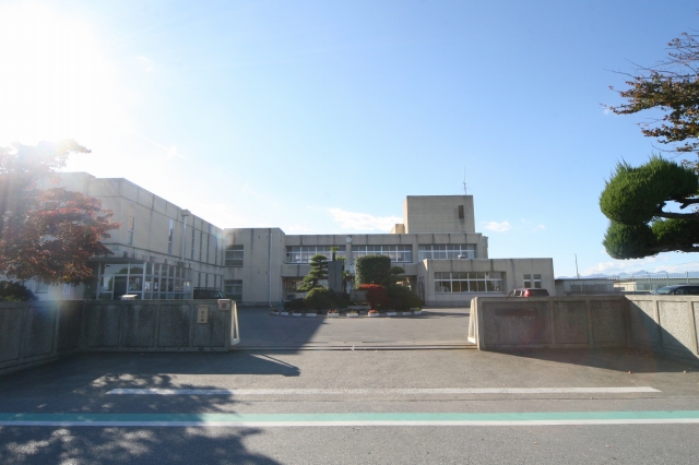 Junior high school. Isesaki Municipal Miyago junior high school (junior high school) up to 725m