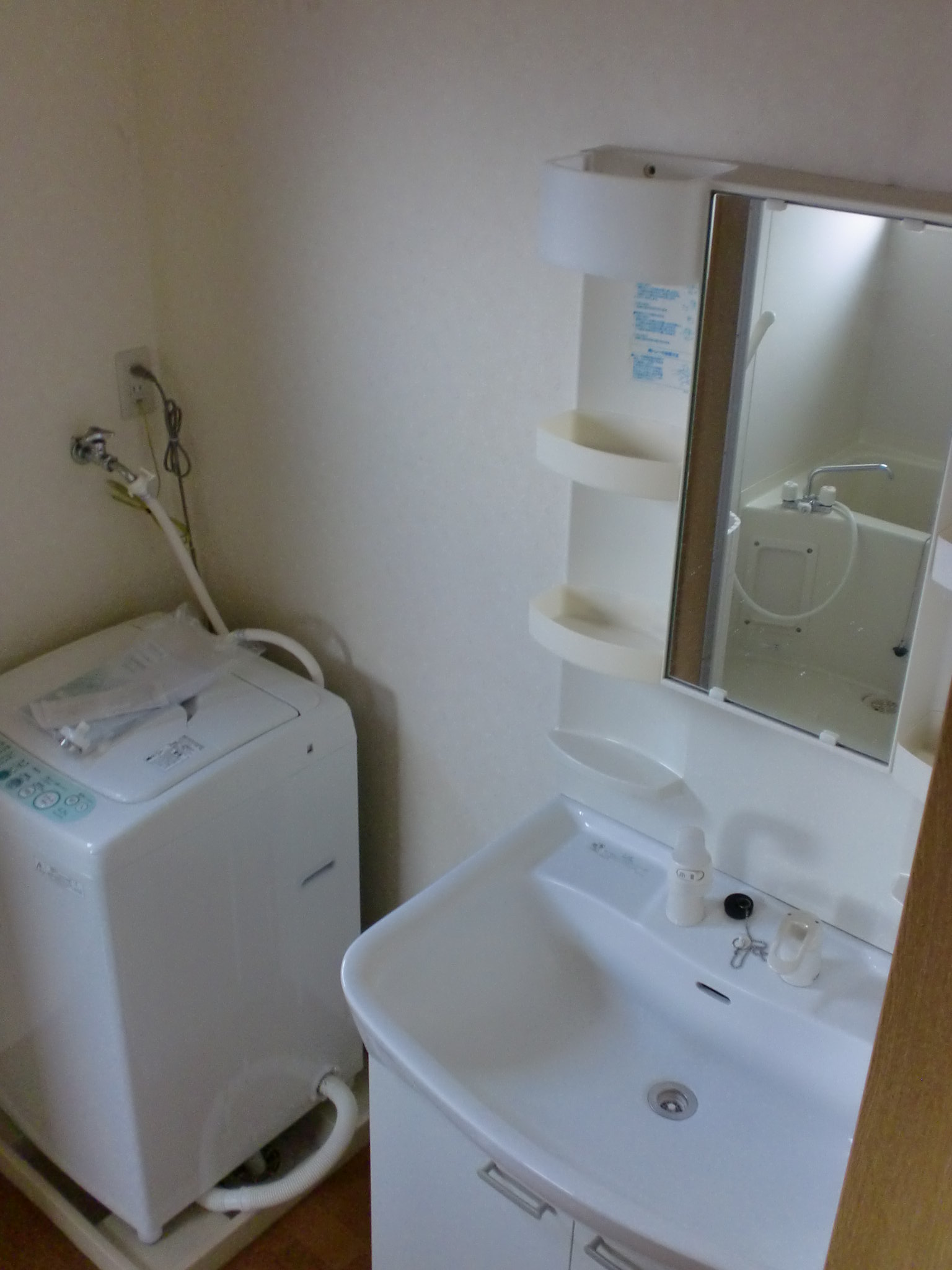 Washroom. Shampoo dresser function ・ A washing machine