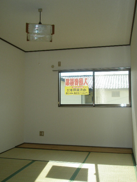 Other room space. We will exchange tatami mat in accordance with the tenants. 