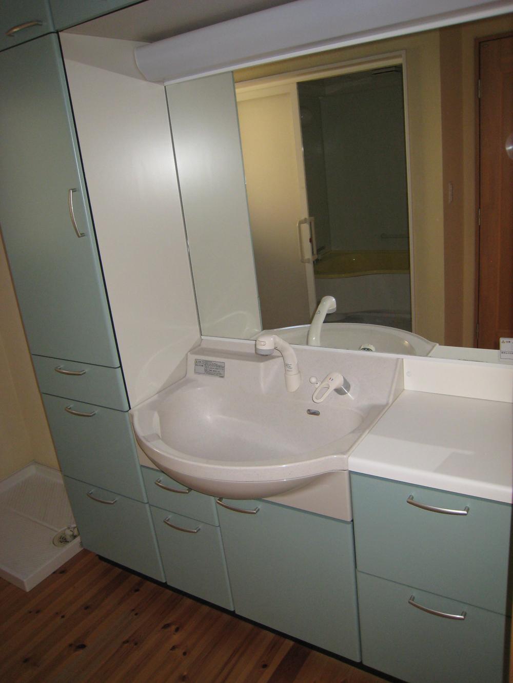 Wash basin, toilet. Indoor (11 May 2013) Shooting
