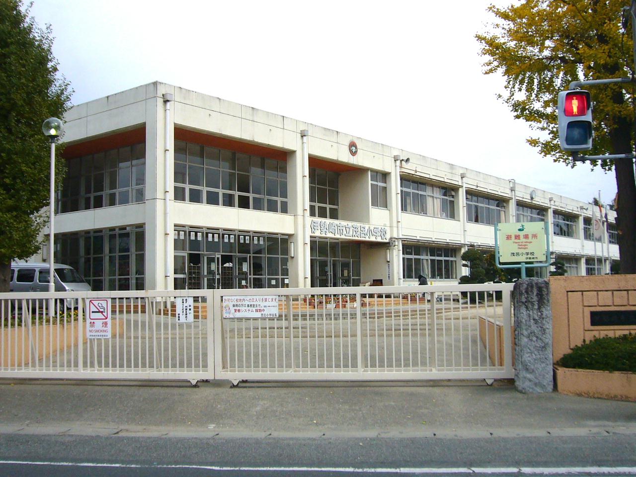 Primary school. 666m to Isesaki Municipal Moro elementary school (elementary school)