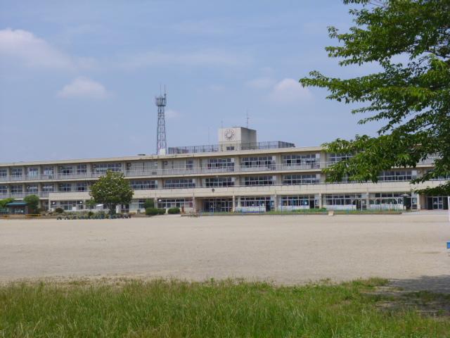 Primary school. Isesaki Municipal Azuma to South Elementary School 573m