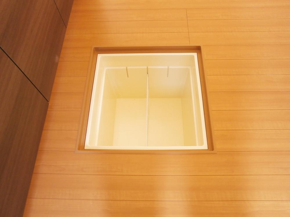 Kitchen. Underfloor Storage