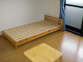 Living and room. Bed, It is with table