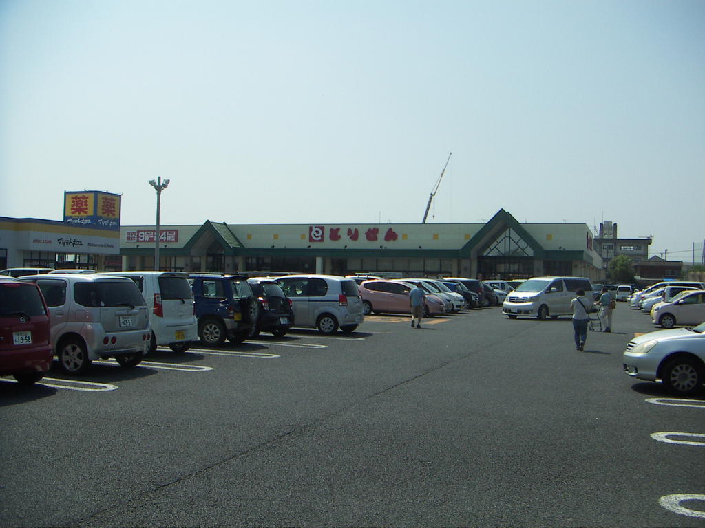 Supermarket. 1200m until Torisen Isesaki peace Machiten (super)
