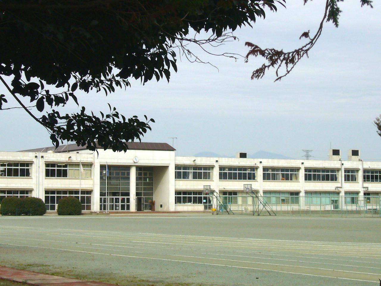 Junior high school. Isesaki Municipal fourth junior high school (junior high school) up to 1227m