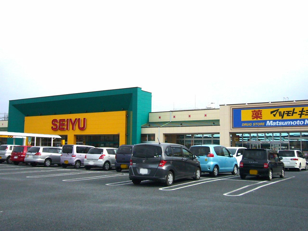 Supermarket. 2097m to the west Yuraku City Isesaki Moro store (Super)