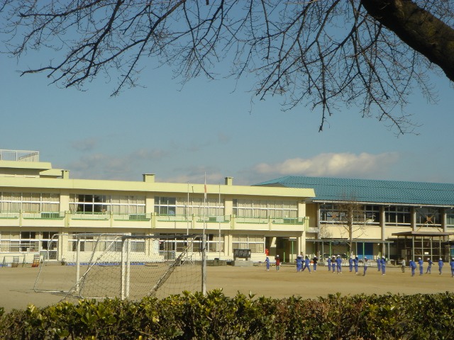 Primary school. Isesaki Tatsusakai to elementary school (elementary school) 765m