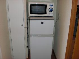 Kitchen. refrigerator, It is with a microwave oven