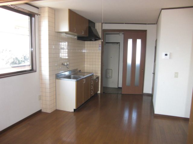Kitchen. Kitchen spacious. Because the corner room Nishimado There is also a bright and airy. 