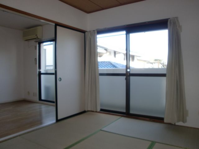 Living and room. Is a Japanese-style room suitable for bedroom space.