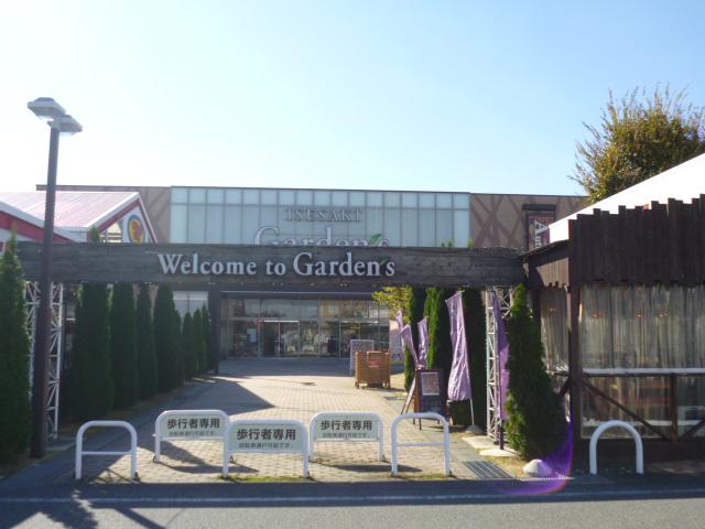 Home center. 1628m until Cain season Store Isesaki Gardens shop