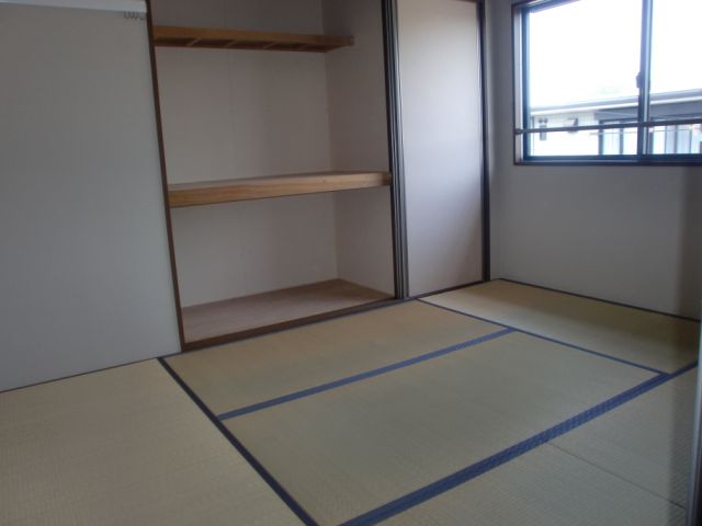 Living and room. Storage is a Japanese-style room also with lots. 