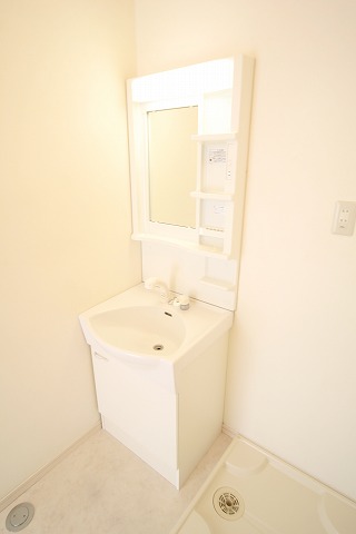 Washroom. Independent wash basin with shampoo dresser ☆ 