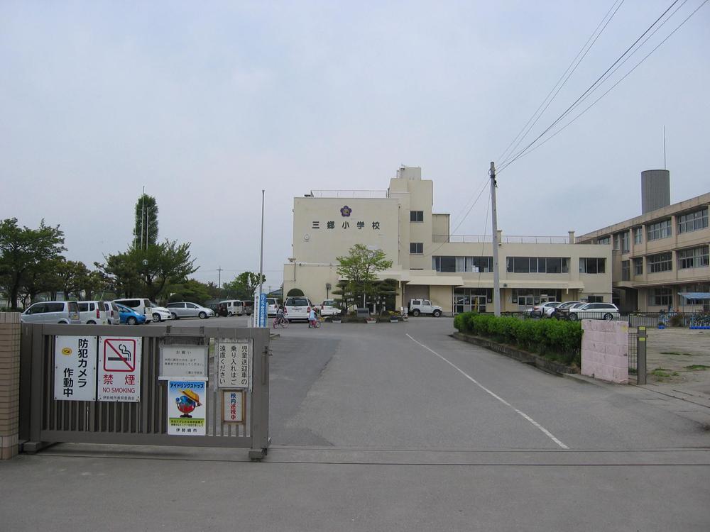 Primary school. Until Isesaki Misato elementary school up to 487m Misato Small