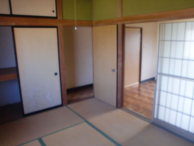 Living and room. Convenient to be used for each is divided into two stages closet to use