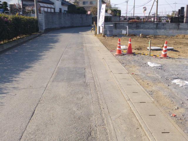 Local photos, including front road. Local (12 May 2013) Shooting