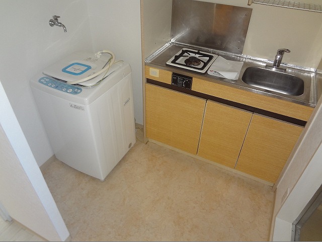 Kitchen. 1-burner stove with Washing machine use Allowed