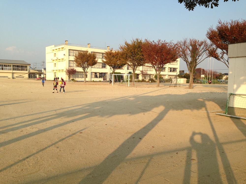 Primary school. Isesaki Municipal Misato to elementary school 1492m