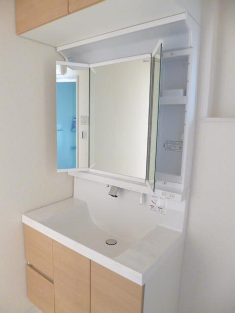 Wash basin, toilet. Stylish wash basin is an easy-to-use wide size. 