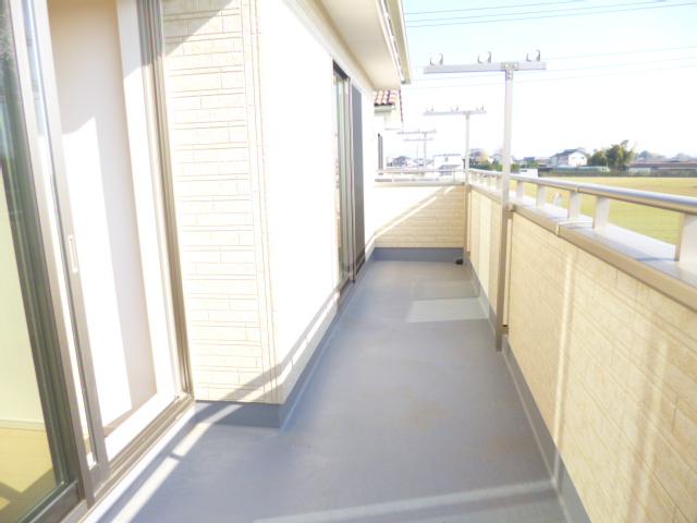 Balcony. Wide balcony bathed in gentle light, Because there is a depth you can hang out also Easy futon, etc.. 