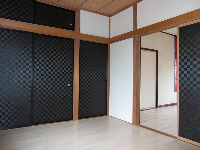 Other room space. Sliding door is fashionable ~