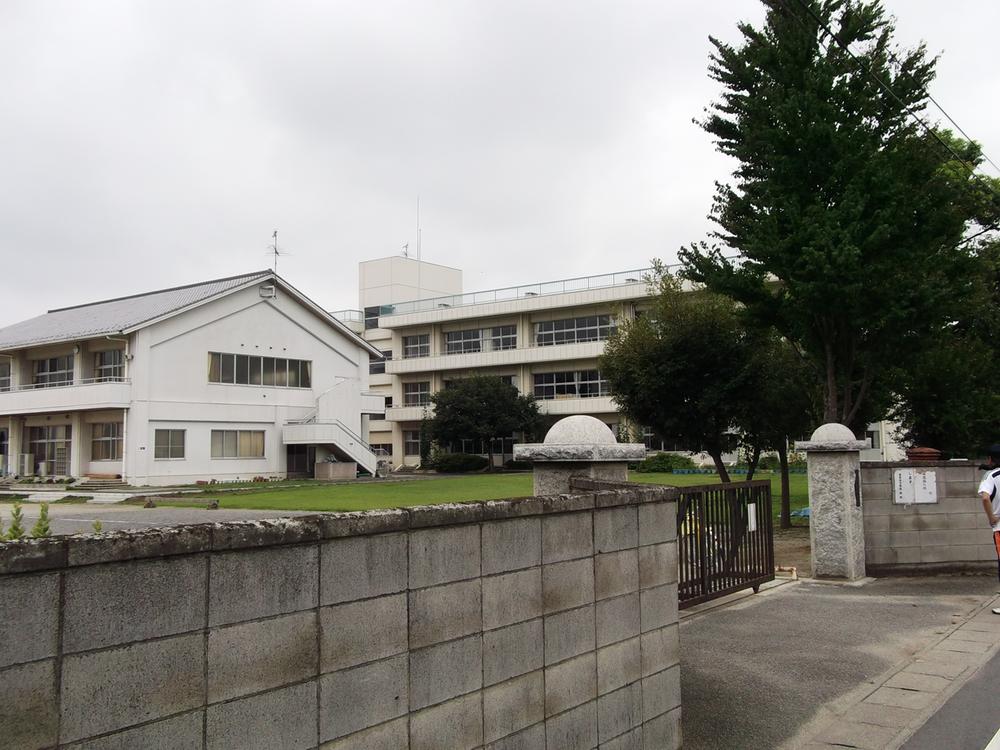 Primary school. Isesaki Tatsusakai Uneme to elementary school 2240m