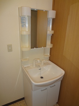 Washroom. Yes Shampoo dresser