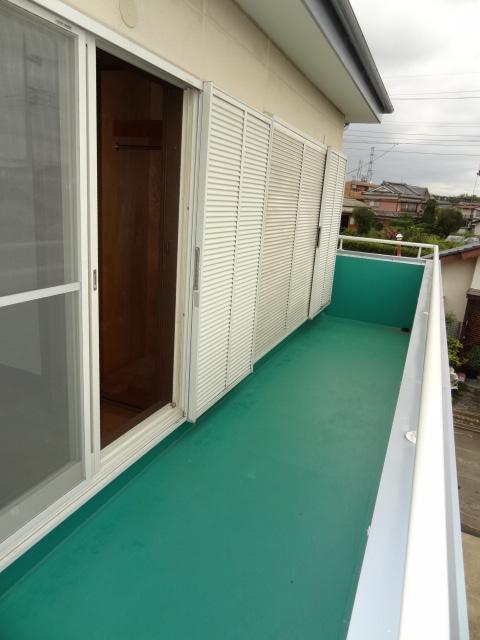 Balcony. It is waterproof sheet Zhang Kawasumi. From the west