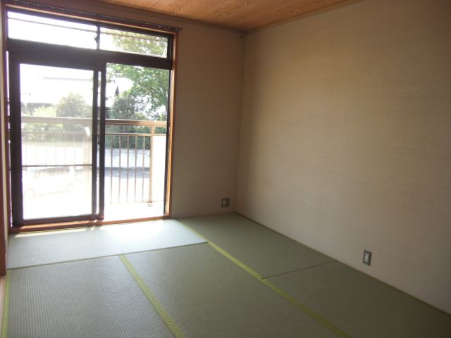 Living and room. Sunny Japanese-style room. Spend leisurely holiday. 