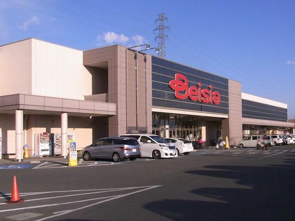 Supermarket. Beisia to the West Mall store 1139m