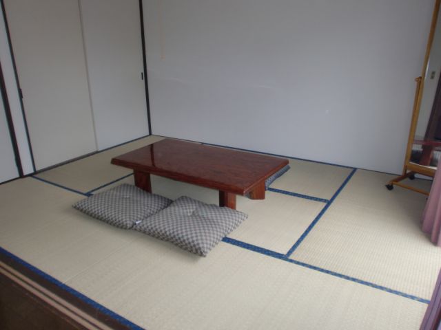Living and room. It is recommended in the Japanese-style room in the bedroom. 