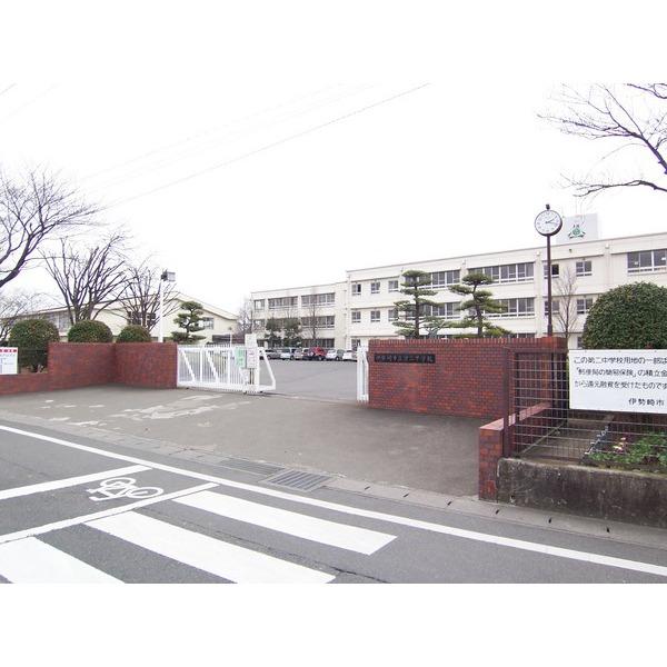 Junior high school. 890m second junior high school to Isesaki Municipal Kyonan junior high school