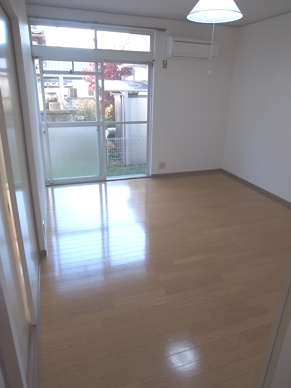 Living and room. Isesaki Kuruwa cho Akkora Rent room Western-style room flooring 2