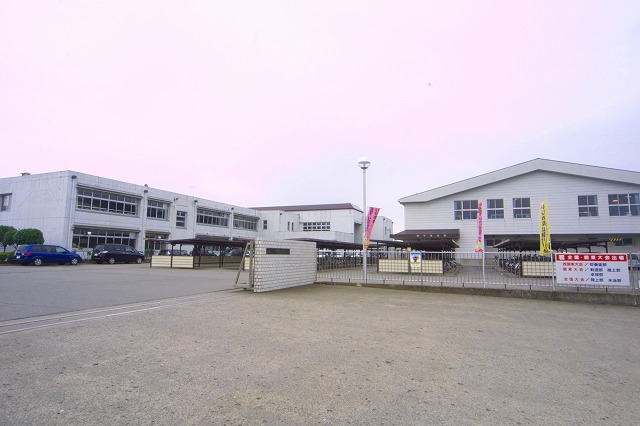 Junior high school. Isesaki Municipal fourth junior high school (junior high school) up to 2031m