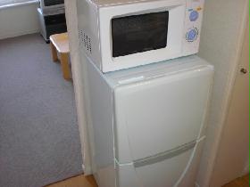 Kitchen. refrigerator, It is with a microwave oven