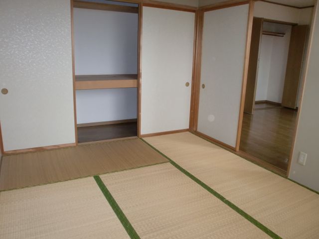 Living and room. Is 6 Pledge of Japanese-style room suitable for bedroom space. 