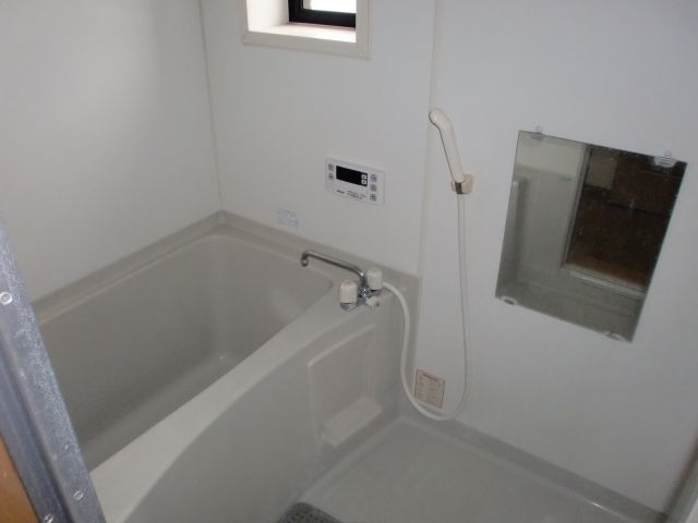 Bath. Simple ventilation window ・ It is reheating with. 