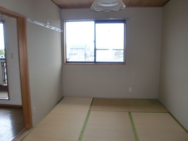 Living and room. Bright Japanese-style room in the window with south-facing. 