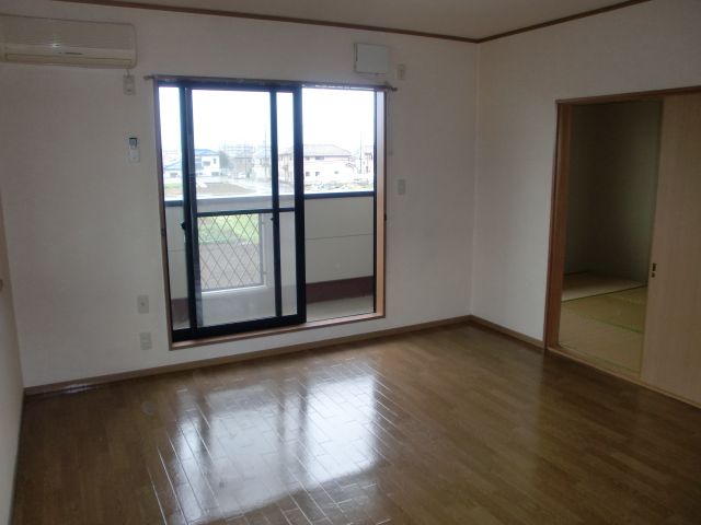 Living and room. It is wide enough of Western-style. 