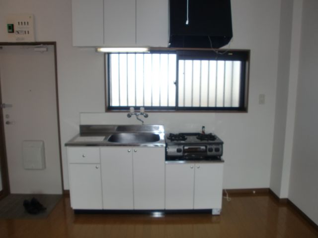 Kitchen. Since it is also ventilation with windows, Convenient for cleaning.