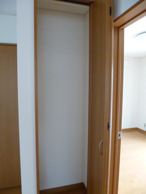Receipt. Thing is the entrance located on the first floor. It is good to place, such as a vacuum cleaner. 