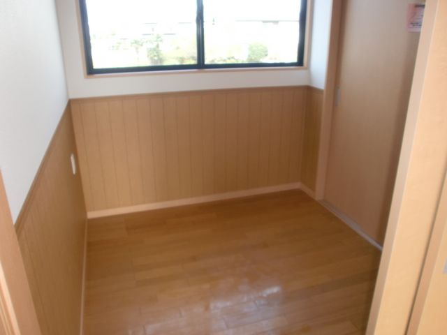 Living and room. Closet to Western-style can also be used for storage ・ With window. 