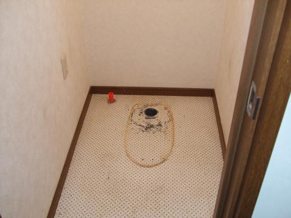 Toilet. 1 tatami worth of spacious toilet. Is Asahieito made of warm water washing toilet seat. In water-saving 6 liters, About 12000 yen deals throughout the year!