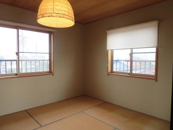 Non-living room. Japanese-style room to settle there one also in Western-style housing. Wall-to-wall has become a storage. The there as futon Storage, Or it is available as a bedroom about you?.