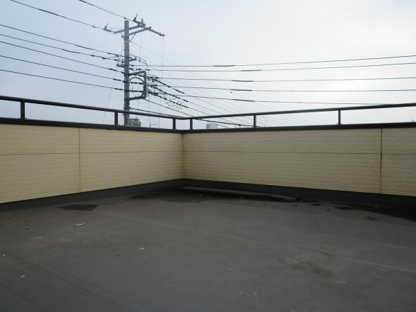 Balcony. The third floor south balcony of 8 tatami mats over breadth of. Because it is also attached to the outside water supply, You can also have fun without that little Ueki. You may view from the balcony, Futon Dried easy for a south side. It is a very easy-to-use space. .