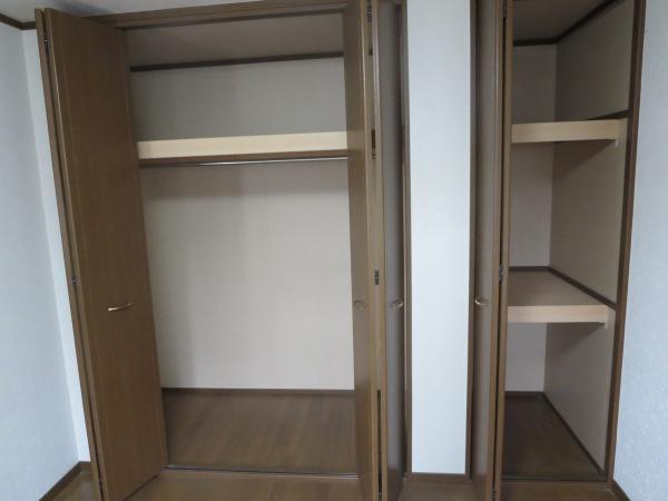 Receipt. Second floor south Western-style is fulfilling one room of the most storage on the second floor. Since the wall-to-wall is housed, It is not need chest of drawers